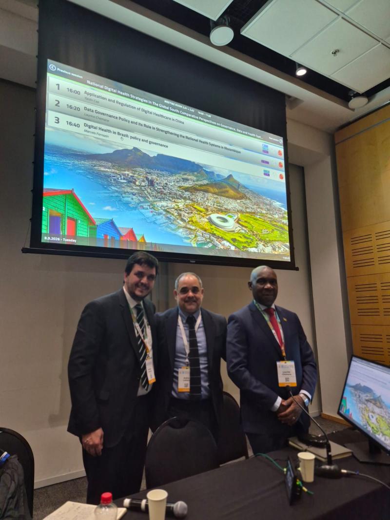 Marcelo Fornazin com colegas internacionais durante atividade do Congresso