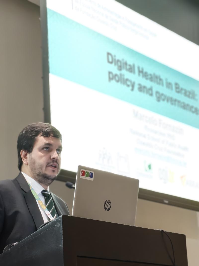 Marcelo Fornazin em apresentação de trabalho durante o Congresso