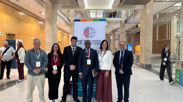 Pesquisadores da ENSP/Fiocruz Cristiani Viera Machado e Marcelo Fornazin no do 18º Congresso Mundial de Saúde Pública ao lado de colegas da Fiocruz e de outras instituições internacionais
